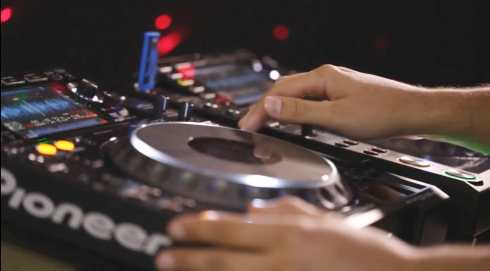 Detalhe de equipamento Pioneer CDJ-2000 Nexus no registro audiovisual