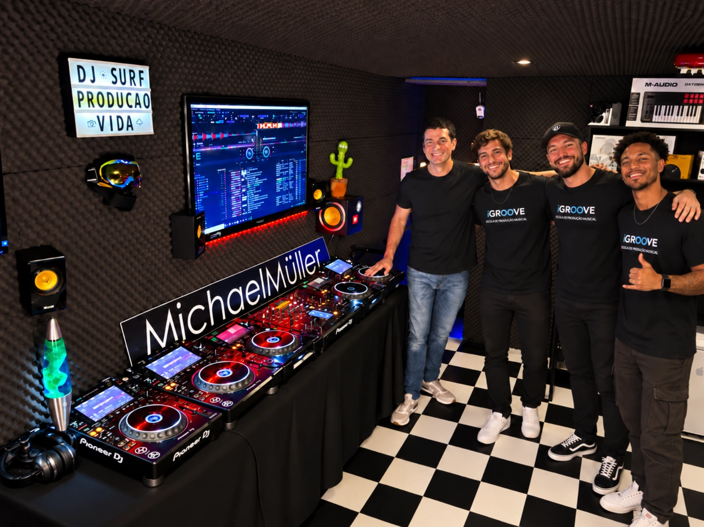 Michael Müller e equipe no ambiente do Curso de DJ