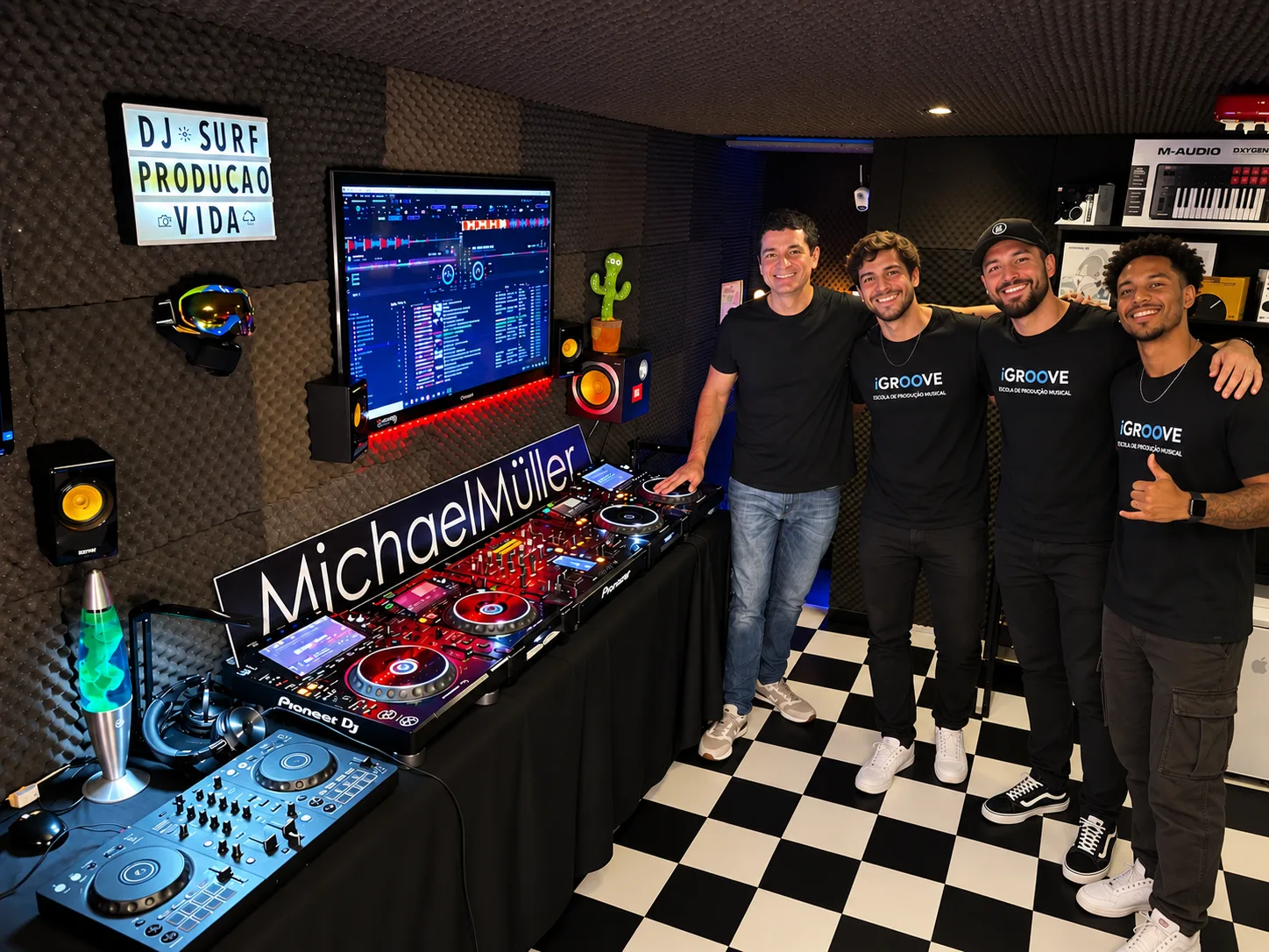Grupo no estúdio do Curso de DJ Michael Müller