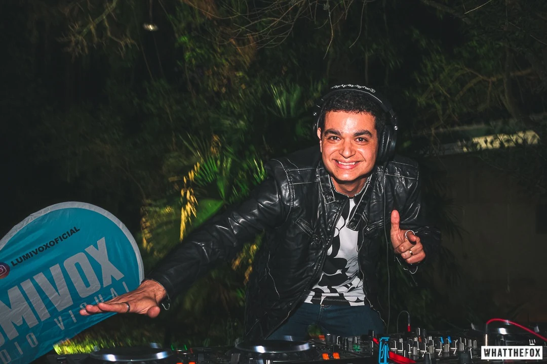 Michael Müller atuando como DJ profissional em evento no Rio de Janeiro