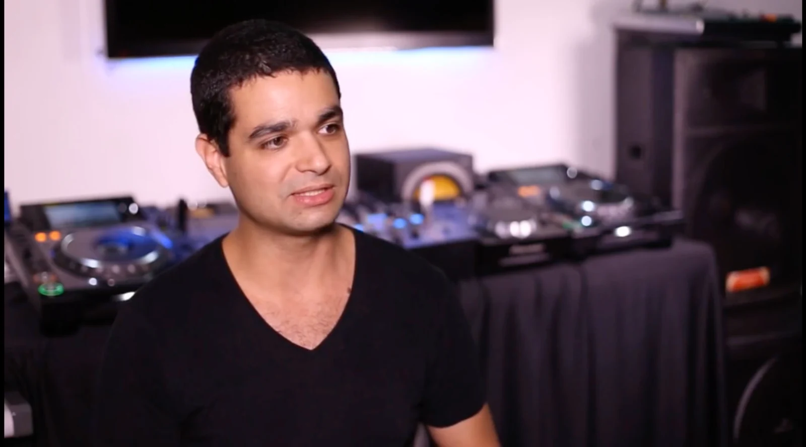 Michael Müller em registro audiovisual relacionado a DJ e CDJ-2000 Nexus