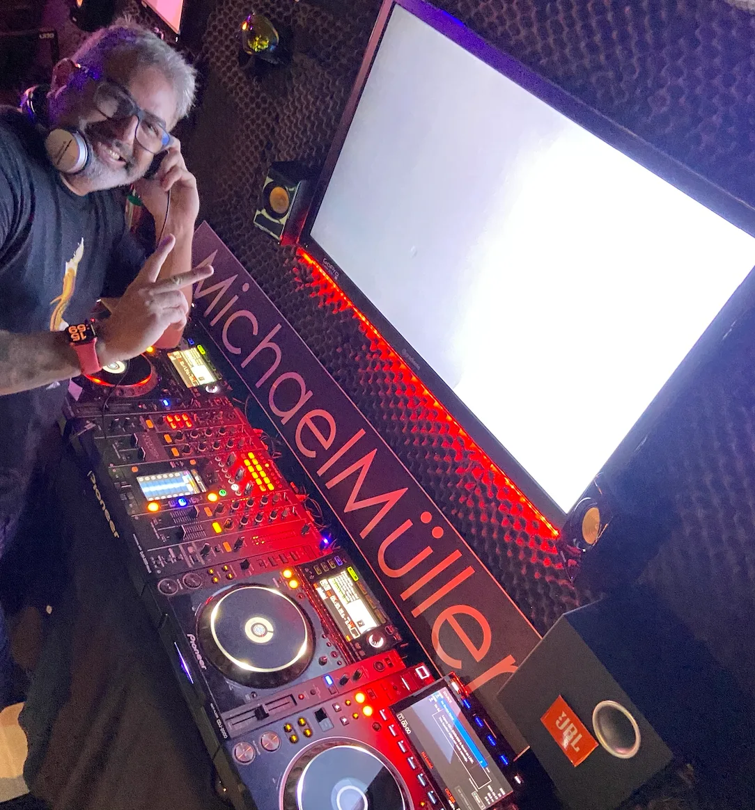 Aluno em prática no ambiente do curso de DJ