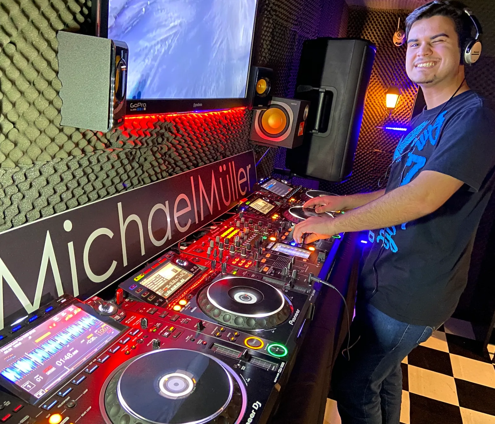 Aluno em cabine de DJ