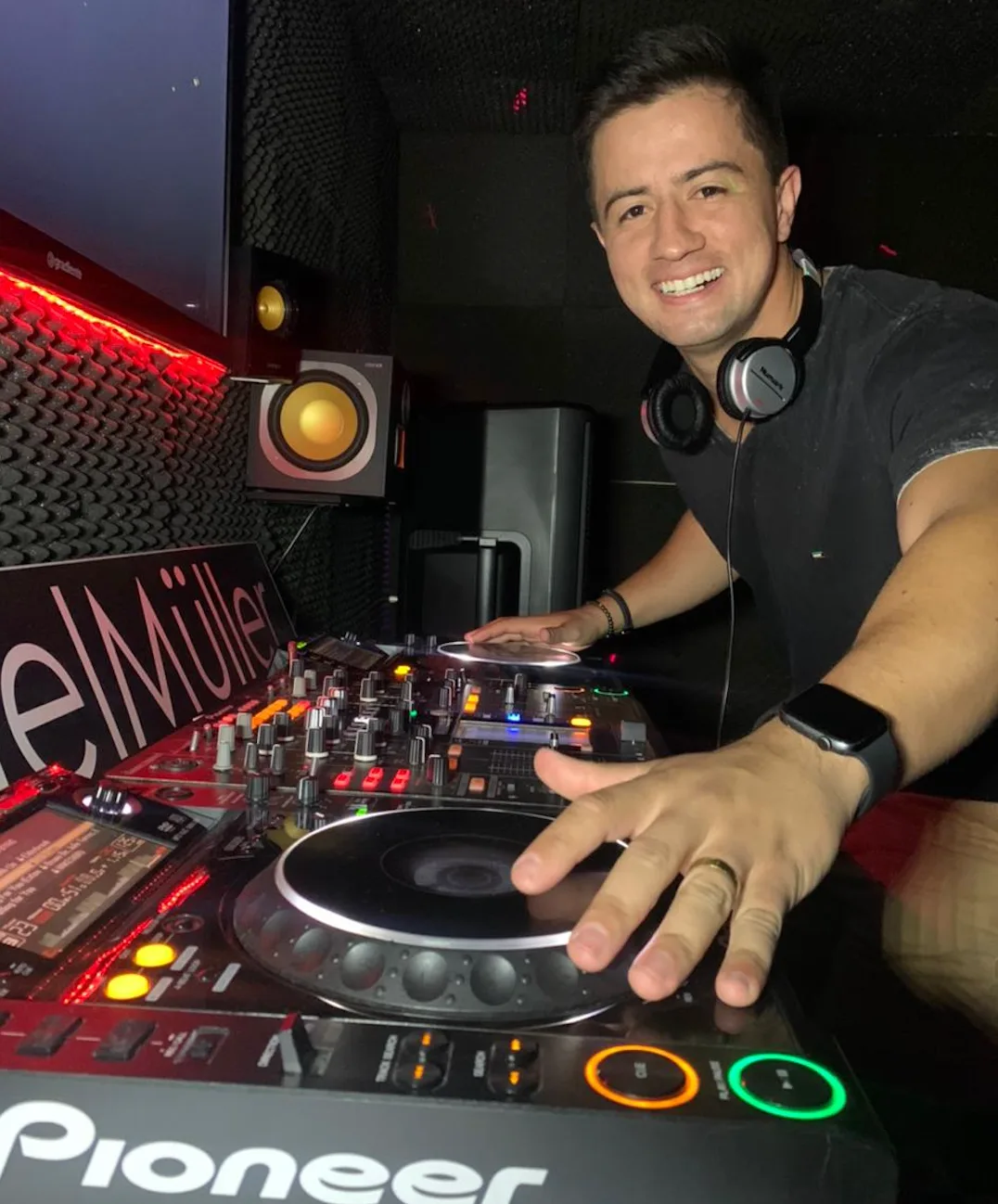 Aluno sorrindo durante aula prática de DJ